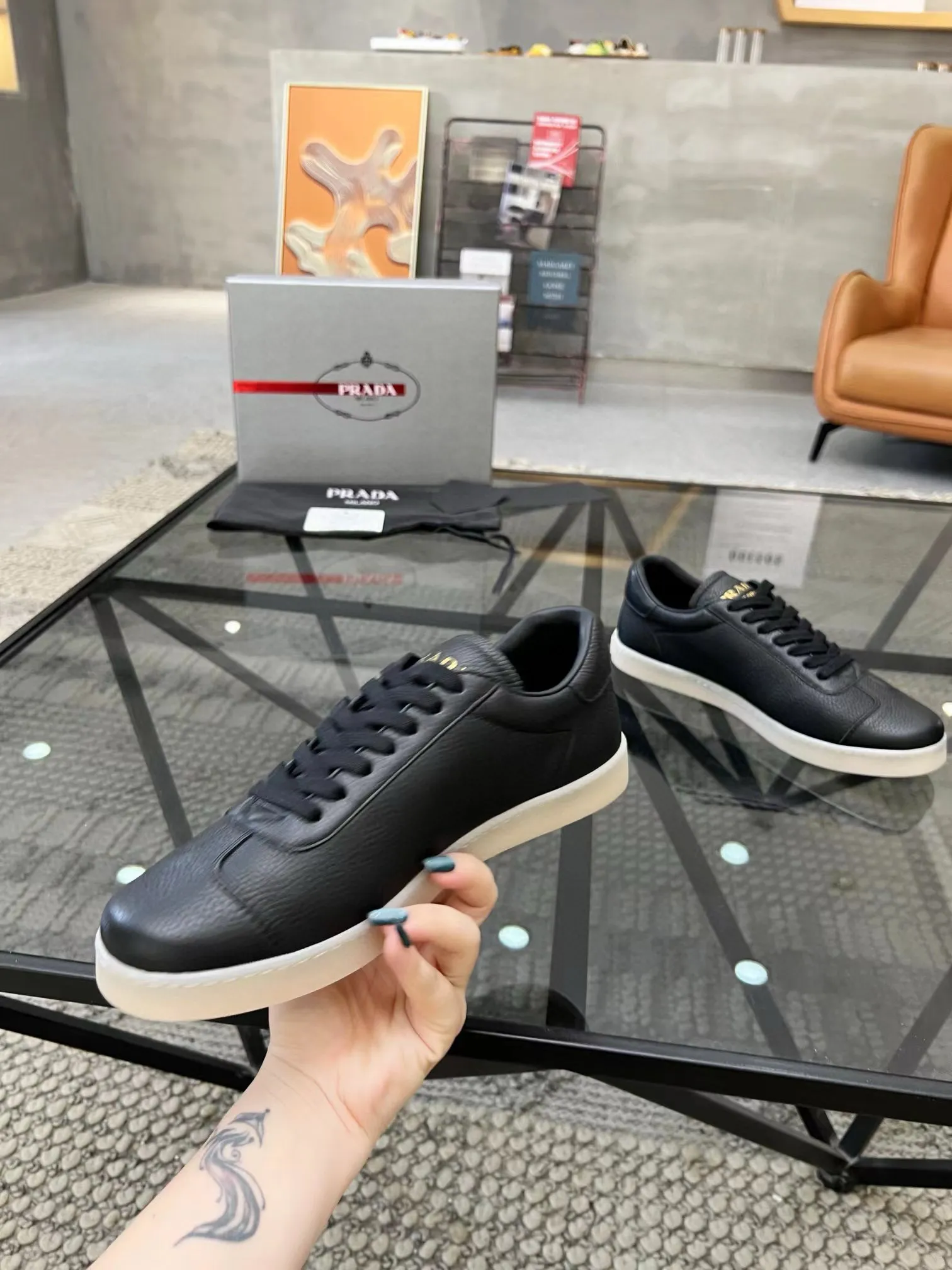 Factory price: 400💰Prada new men's leather sports shoes, the highest version on the market, any comparison is welcome🆚! The original leather has excellent texture and is super high-end! Fetal sheep net lining imported from Italy, removable pad! Luxurious materials and fine workmanship, highly recommended! Code number: 38-44, customized 45